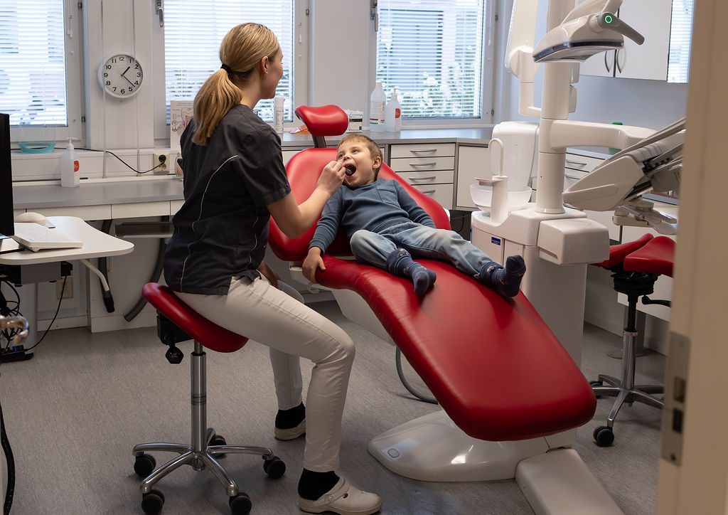 Tandläkare undersöker ett barn på Arninge Tandklinik