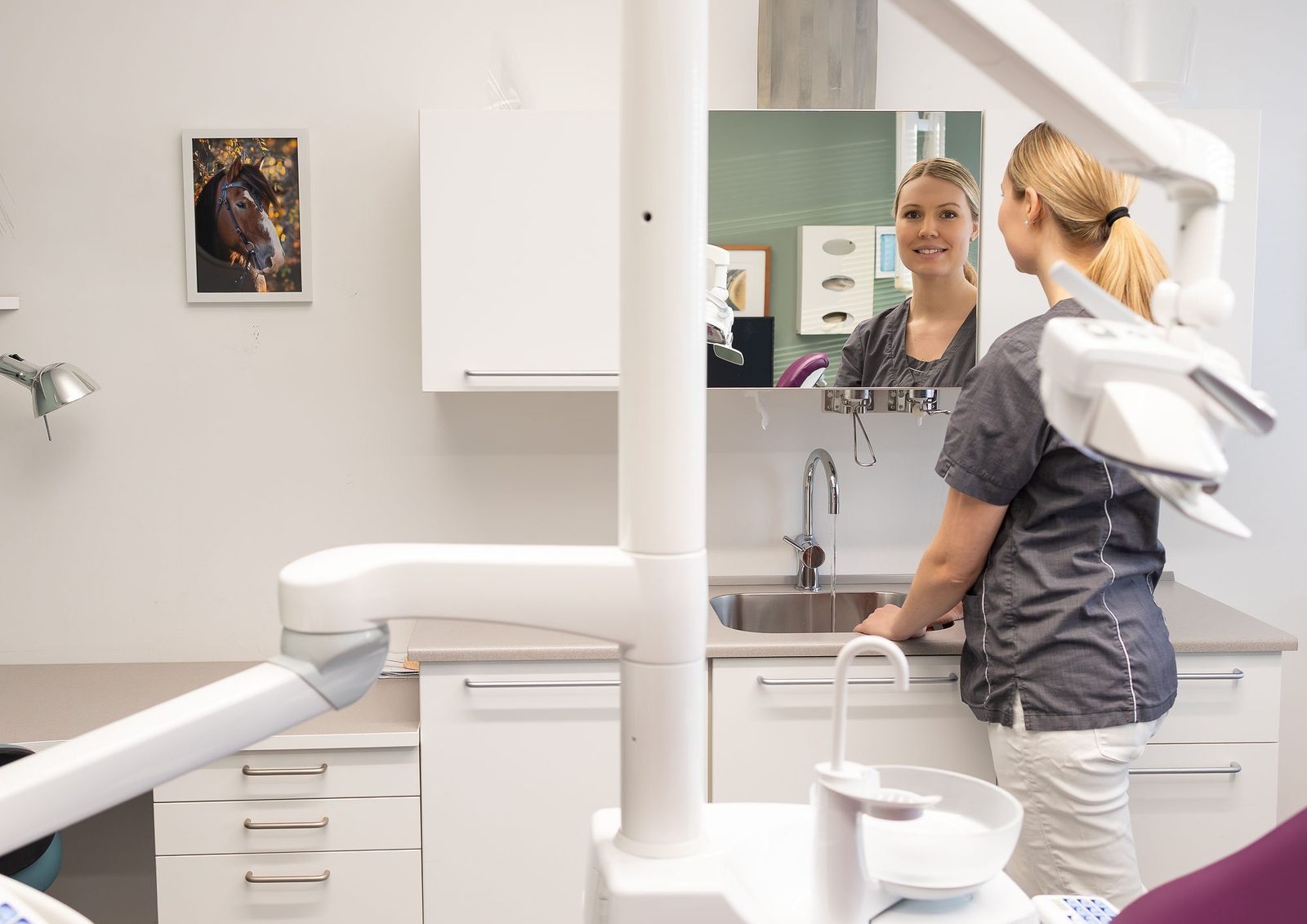 Medarbetare på Arninge Tandklinik i ett behandlingsrum
