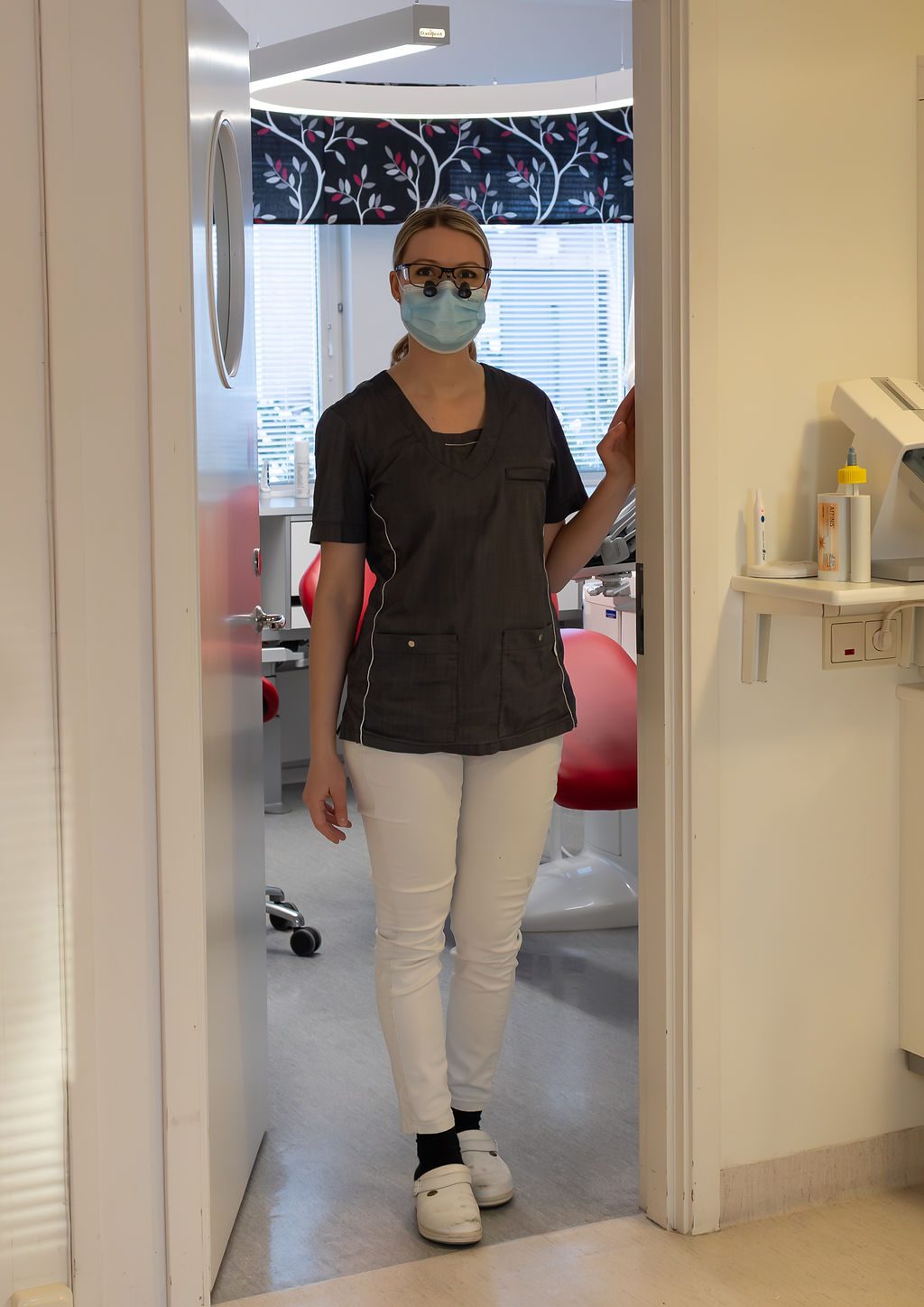 Tandläkare redo för behandling på Arninge Tandklinik