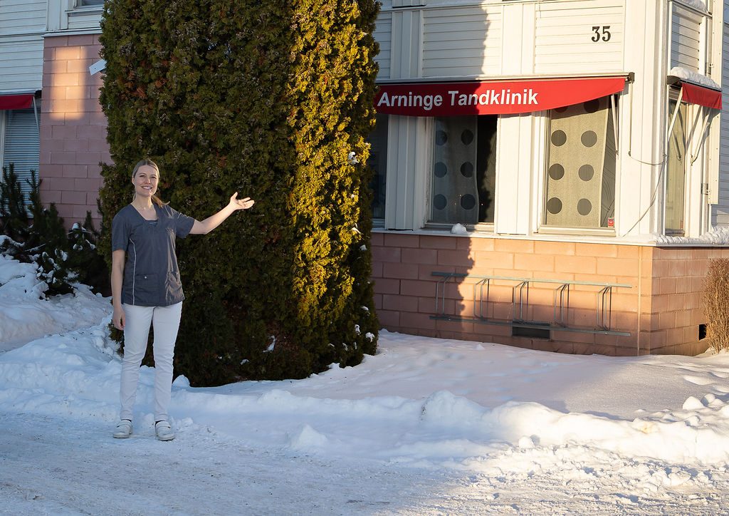Medarbetare vid entrén till Arninge Tandklinik, Polygonvägen 35