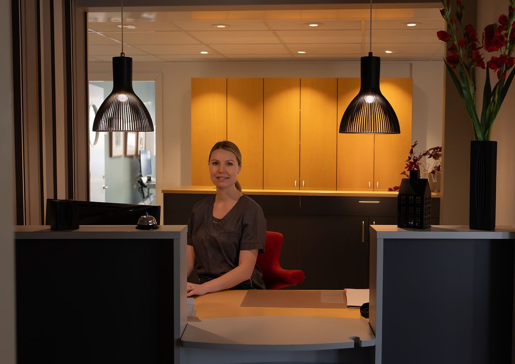 Personal vid receptionen på Arninge Tandklinik