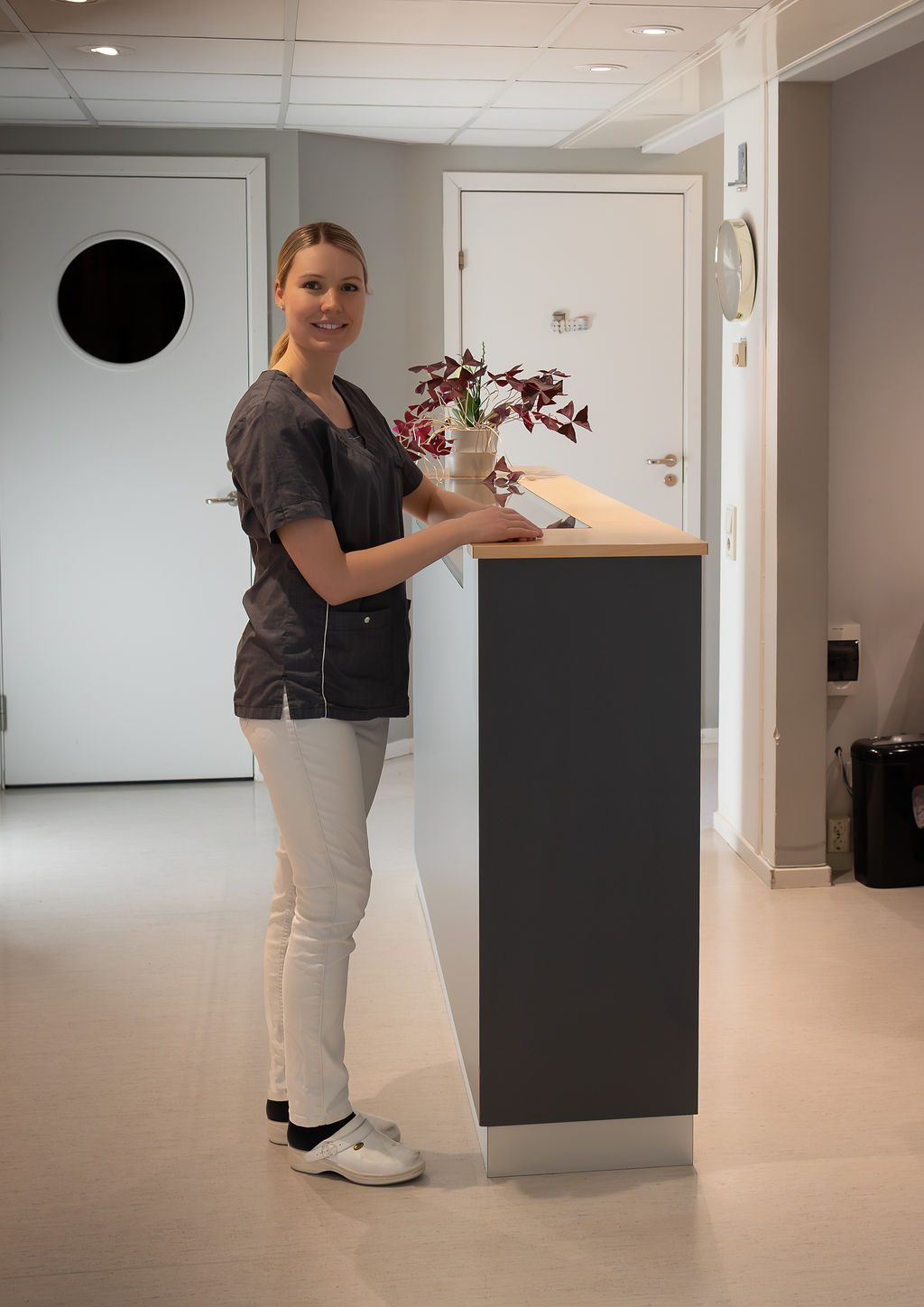 Personal vid receptionen på Arninge Tandklinik